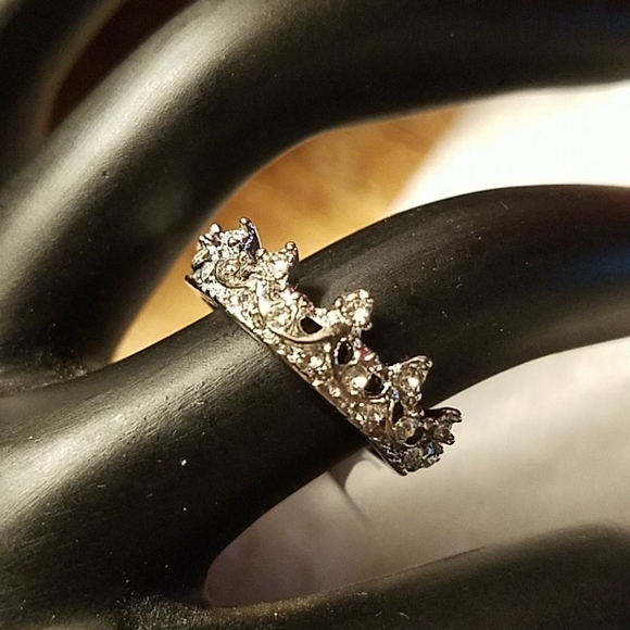 CROWN Beautiful Costume Jewelry Ring - Picture 1 of 1